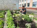 На пришкольном участке кипит работа!